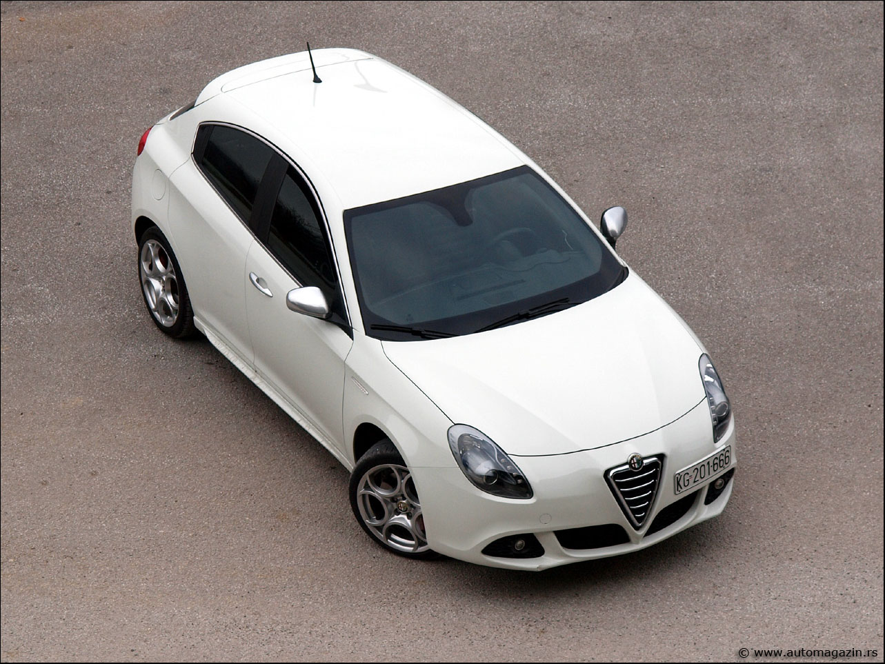 Alfa%20Romeo%20Giulietta%20-%20Automagazin_20110103192709.jpg