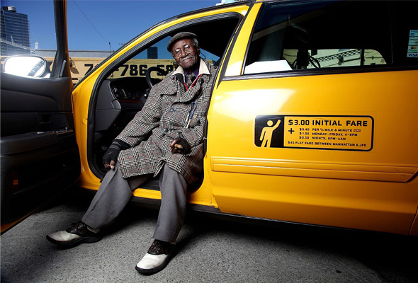On je nastariji taksista na svetu (92)
