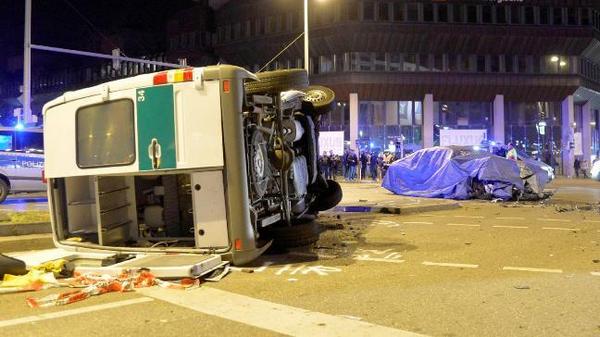 Novi BMW serije 7 (2016) udario u policijski kombi (FOTO)