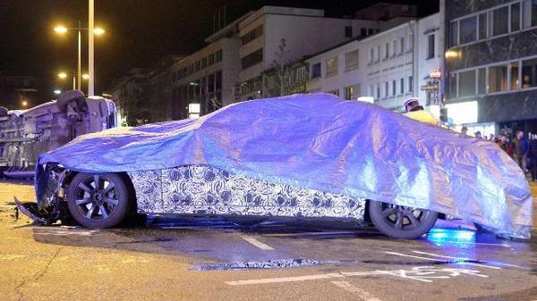 Novi BMW serije 7 (2016) udario u policijski kombi (FOTO)