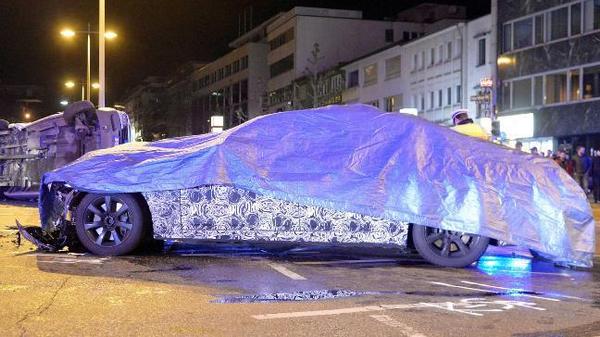 Novi BMW serije 7 (2016) udario u policijski kombi (FOTO) Novi BMW serije 7 (2016) udario u policijski kombi (FOTO)