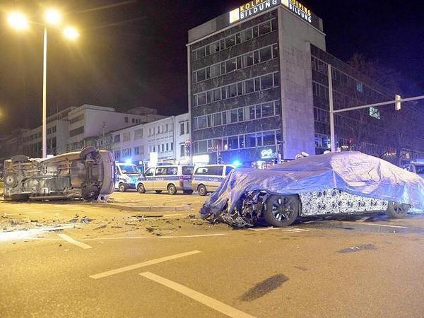 Novi BMW serije 7 (2016) udario u policijski kombi (FOTO) Novi BMW serije 7 (2016) udario u policijski kombi (FOTO)