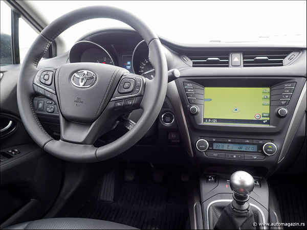 Toyota u Srbiji predstavila novi Avensis i Auris (FOTO)