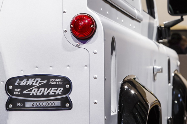 Land Rover Defender: 2-milioniti primerak prodat na aukciji (foto+video) Land Rover Defender: 2-milioniti primerak prodat na aukciji (foto+video)
