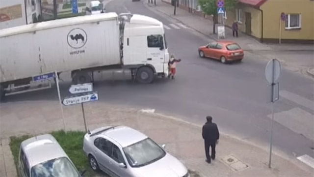 Pogledajte trenutak, kada ženu udara kamion - prekršila je osnovno pravilo (VIDEO)