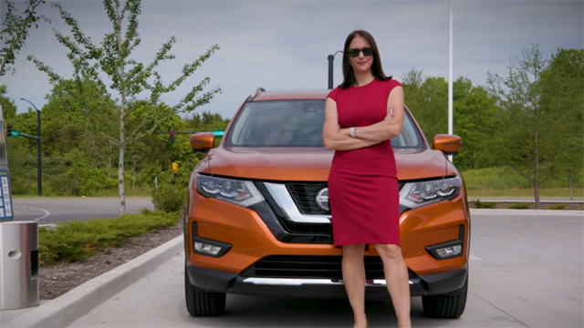 Pogledajte kako ova dama bez problema duva pneumatike na svom Nissanu (VIDEO)