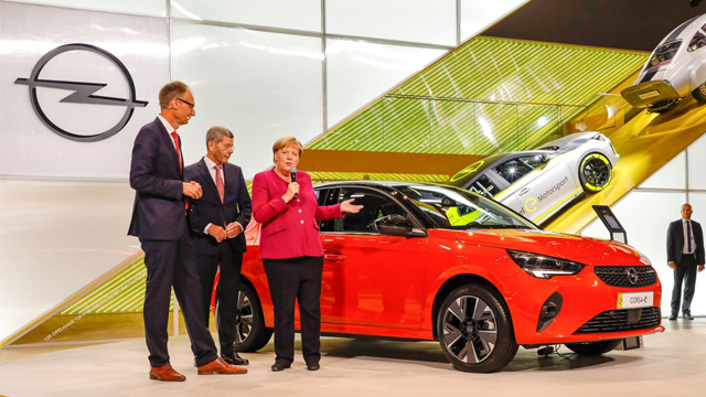 Kancelarka Angela Merkel posetila štand Opela na Salonu automobila u Frankfurtu