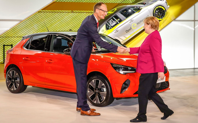 Kancelarka Angela Merkel posetila štand Opela na Salonu automobila u Frankfurtu
