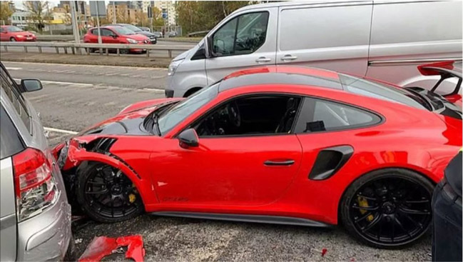 Kakav udes - vozač slupao novi Porsche 911 GT2 RS nedaleko od salona automobila (FOTO)