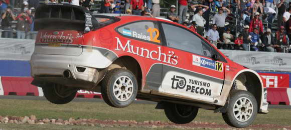 WRC - Roman Kresta pomaže Munchis Fordu