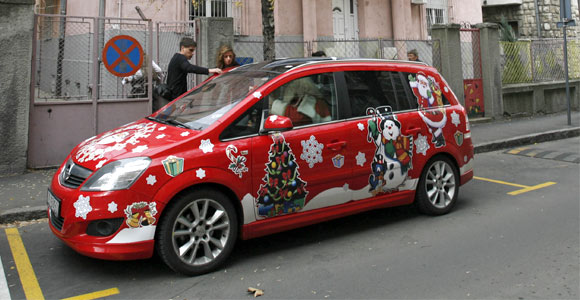 Deda Mraz ove godine vozi poklone u Opel Zafiri