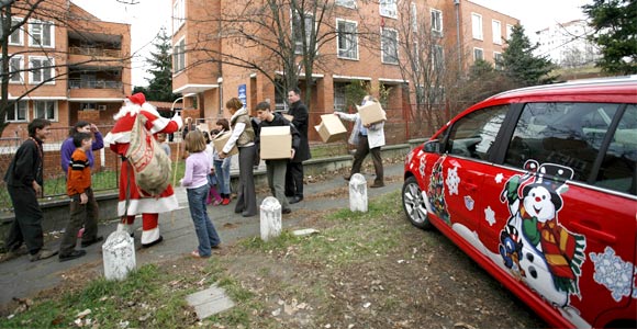 Deda Mraz ove godine vozi poklone u Opel Zafiri