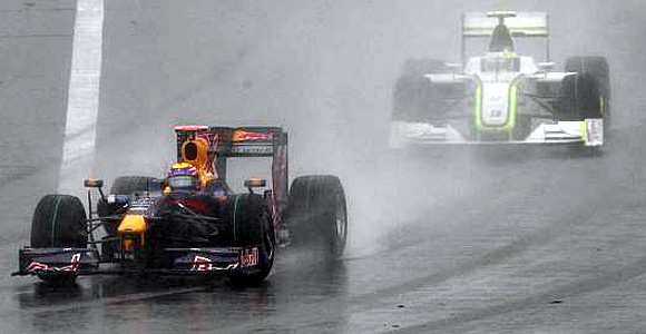 F1 VN Kine - Istorijski double Red Bulla, Vettel kralj kiše