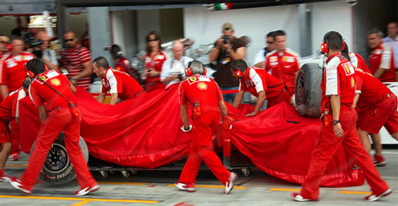 F1 VN Singapura - mehaničari Ferrarija u belom