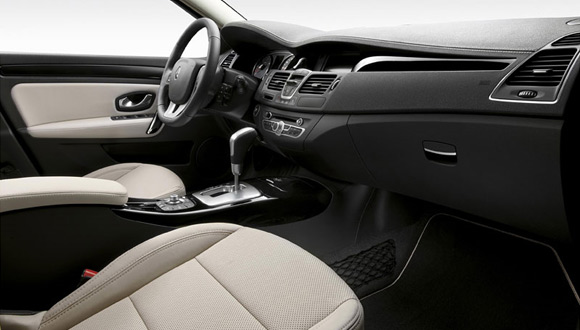 Renault Laguna: dizajnerski retuš i 4Control za sve motorizacije
