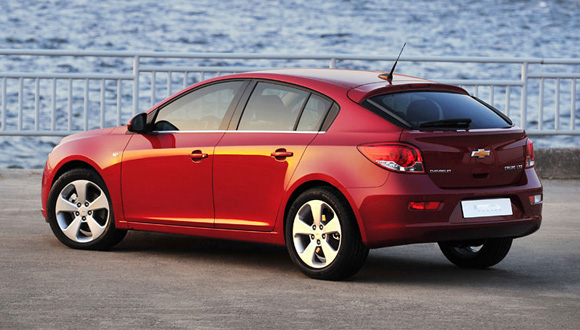Chevrolet Cruze hatchback: Pet vrata i 400 litara