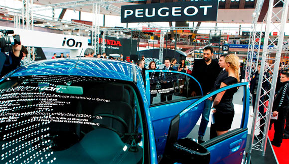 Vlade Divac na štandu Peugeota
