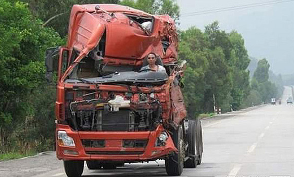 Kinez jurio 80 km/h u olupini kamiona!