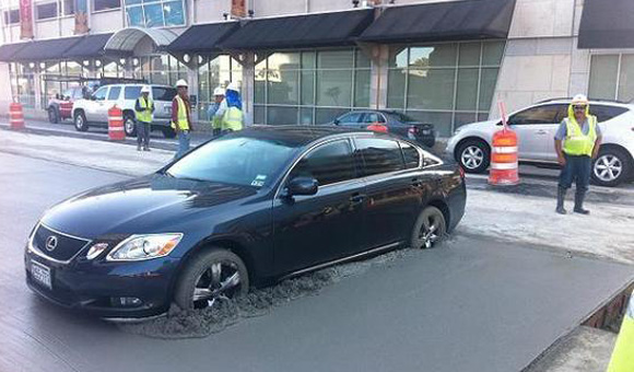 Parkirala Lexus u sveži beton
