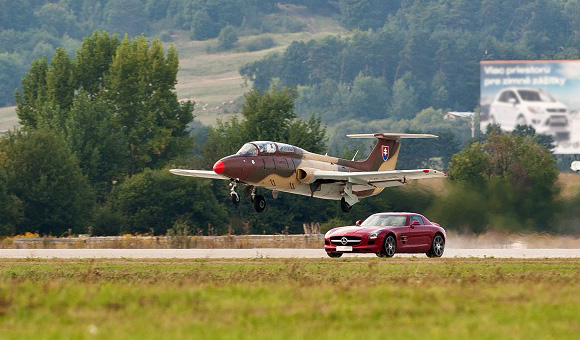 Mercedes-Benz SLS AMG protiv borbenog aviona