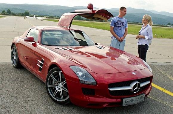 Mercedes-Benz SLS AMG protiv borbenog aviona