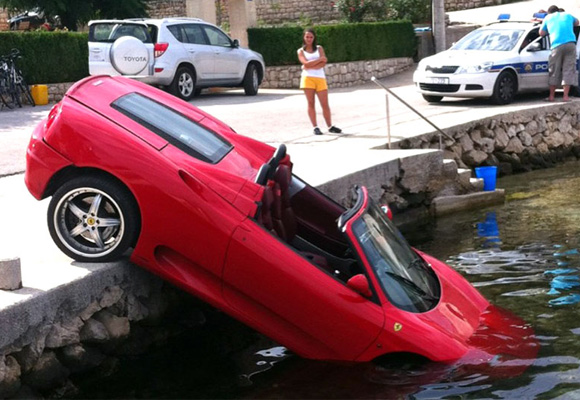 Ferrari 360 Spider završio u plićaku Jadrana