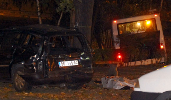 Beograd: Autobus sleteo u park, poginulo dvoje mladih