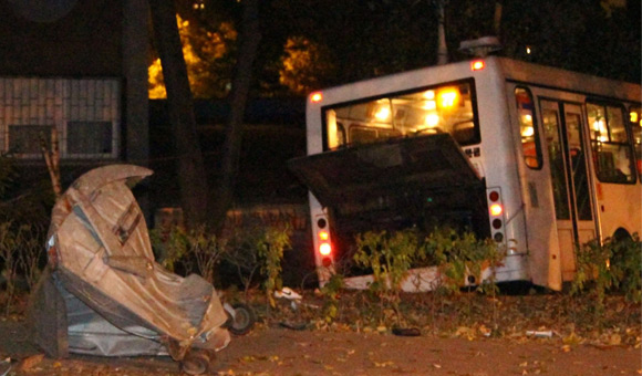 Beograd: Autobus sleteo u park, poginulo dvoje mladih