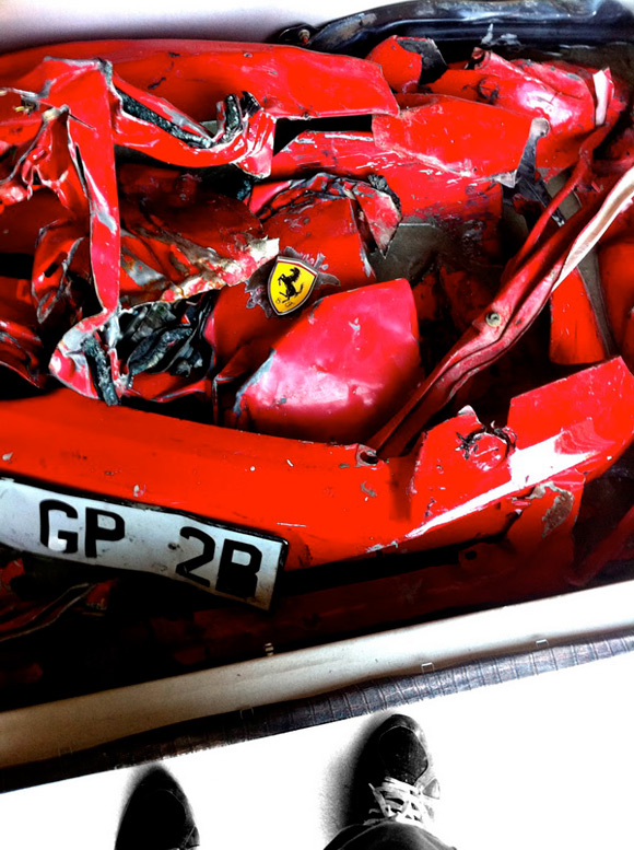 Šta uraditi sa uništenim Ferrarijem? Napravite sto