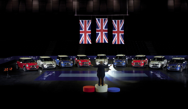 Video: MINI svira britansku himnu