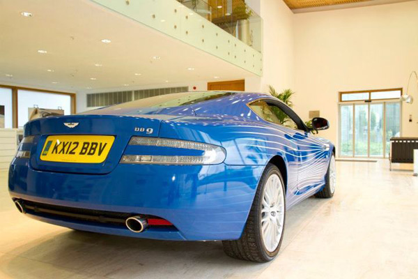 Aston Martin DB9 1M - Čestitka za milion fanova na Facebooku