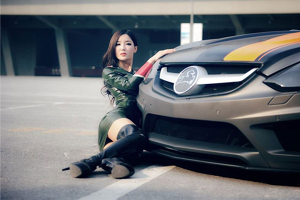 Carlsson C25 i atraktivna Kineskinja