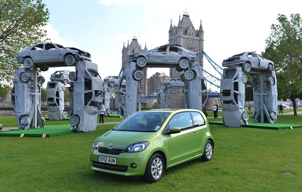 Automobilski Stonehenge kao reklama za Škodu Citigo