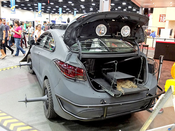 Hyundai Elantra Coupe kao Zombie Survival Machine