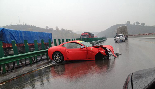 Kiša + vlažan kolovoz + velika brzina = Udes dva Ferrarija