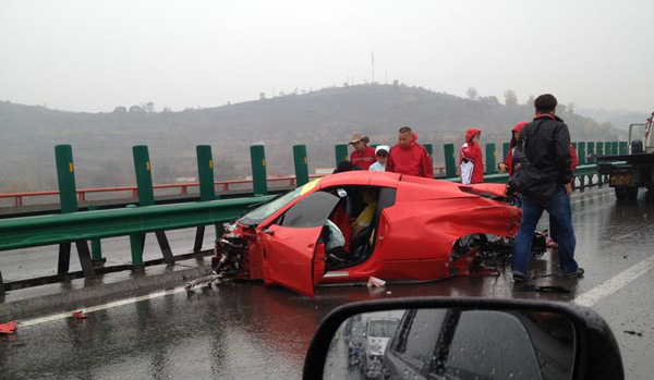 Kiša + vlažan kolovoz + velika brzina = Udes dva Ferrarija