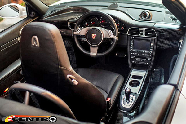 Tjuning: Porsche Carrera S sa volanom u sredini