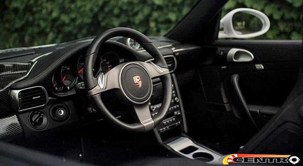 Tjuning: Porsche Carrera S sa volanom u sredini