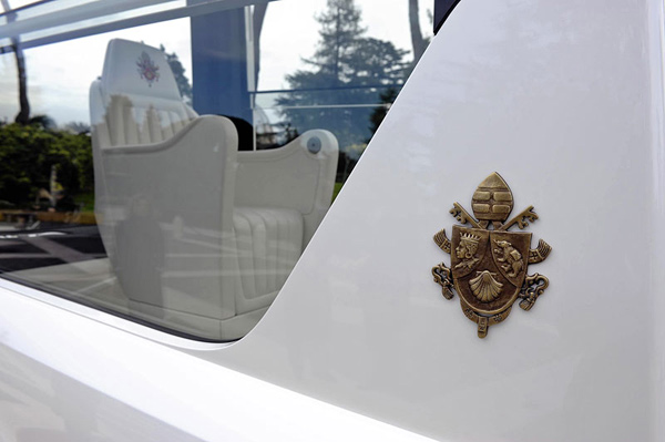 Mercedes-Benz predao papi novi papamobil