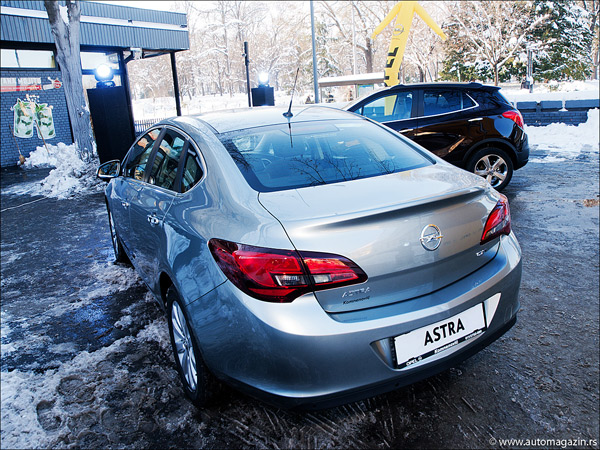 Dve Opelove premijere: Mokka i Astra sedan stigle na domaće tržište