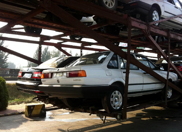 To može samo u Kini: 26 Volkswagena na jednom kamionu