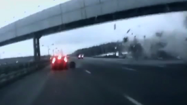 Video: Vozač na autoputu snimio havariju aviona u Moskvi