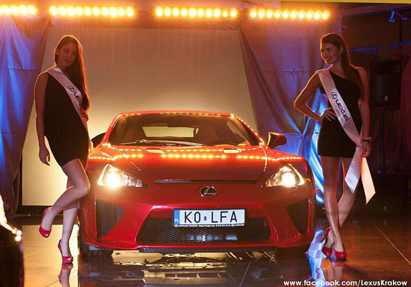 Jedini Lexus LFA stigao u Poljsku - uz lepotice i šampanjac
