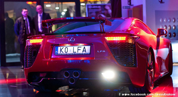 Jedini Lexus LFA stigao u Poljsku - uz lepotice i šampanjac