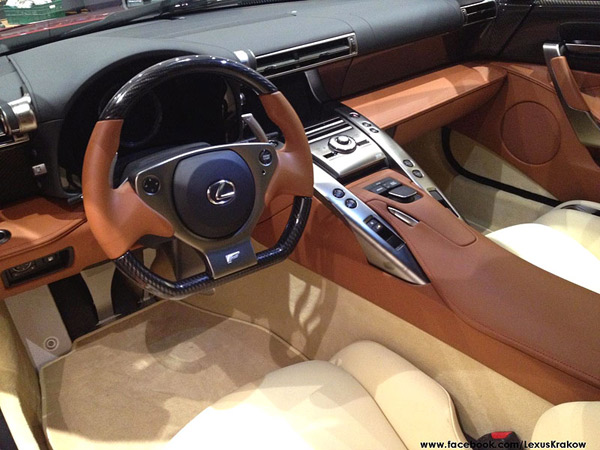 Jedini Lexus LFA stigao u Poljsku - uz lepotice i šampanjac