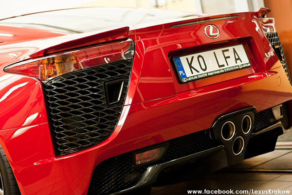 Jedini Lexus LFA stigao u Poljsku - uz lepotice i šampanjac