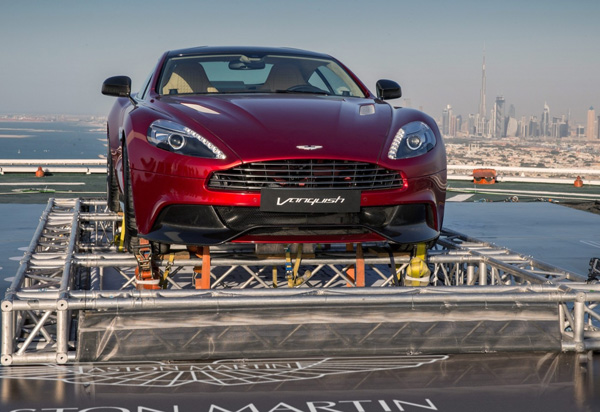 Aston Martin Vanquish se parkirao na krov hotela Burj Al Arab 