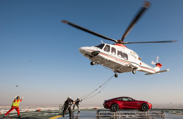 Aston Martin Vanquish se parkirao na krov hotela Burj Al Arab 