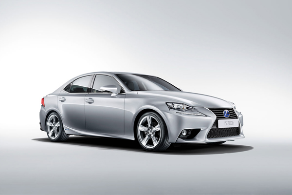 Lexus IS 300h prosečno troši 4,3 l/100 km