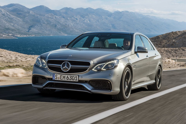 Video: Mercedes-Benz E63 AMG pali pneumatike